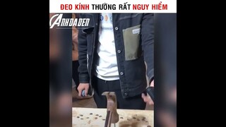 Những Đứa Đeo Kính Thường...