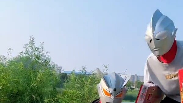 Cerobelia memutar pinggangnya sambil menari