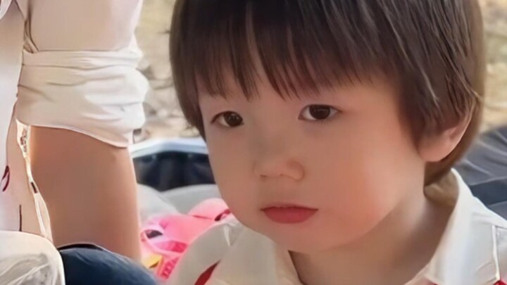 Bức ảnh bìa dễ thương quá nhỉ! Đóng vai anh chàng có nốt ruồi trong “Cuồng Bạo” ấy, diễn viên Tống G