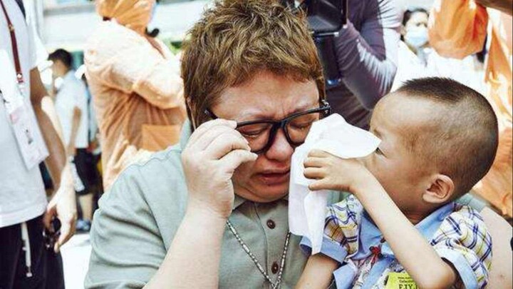 อายุ 49 ปี ยังไม่แต่งงาน แต่กลับเป็น “คุณแม่” ของเด็กกว่า 200 คน เธอคือศิลปินนักร้องที่น่ายกย่องที่ส