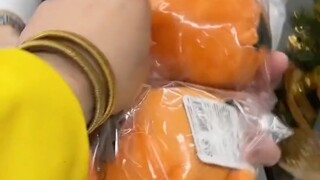 Dior menyenandungkan sebuah lagu dan membeli Pochita