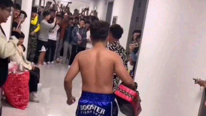 หลังนักศึกษาปีหนึ่งถูกตัดอินเทอร์เน็ต ทั้งหมดก็มาประลองฝีมือกันกลางบันได!