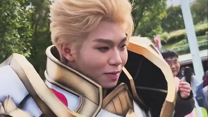 คอสเหรอ? ฉันเห็นแค่ราชาตัวจริงเท่านั้น...