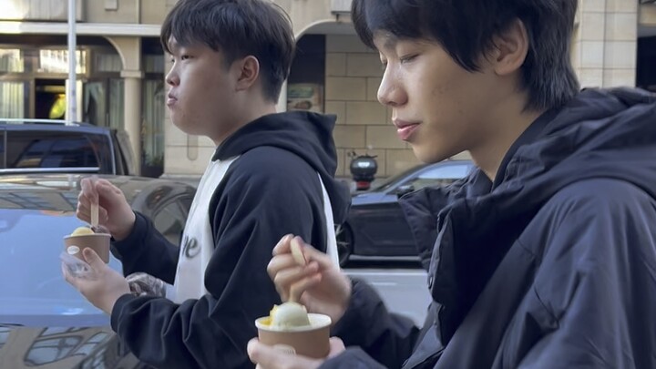 Setelah makan malam, beberapa kelompok meong berpisah untuk mencerna makanan 😋 Yang doyan manis ✅ Ya