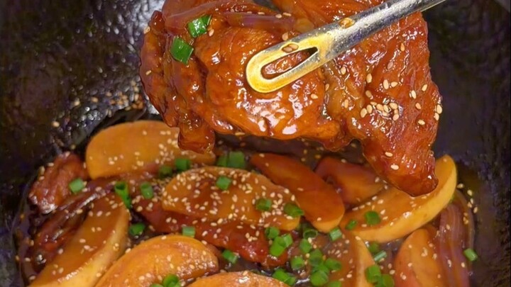 شرائح لحم الخنزير بالتفاح العطرة والطرية هي ببساطة فكرة إلهية.