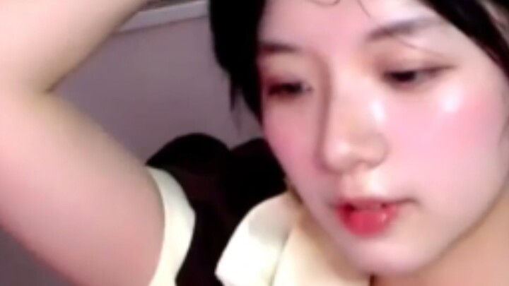 Thiếu nữ múa con lắc lớn, mặt đỏ bừng.