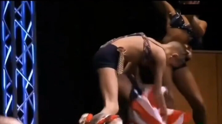 Đăng tải một điệu nhảy ân tình Mỹ và vở kịch mẫu Đội trưởng Mỹ, mượn đá mời ngọc, kính dâng độc giả.