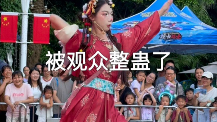 Luật trời tuần hoàn, kẻ đóng vai hề Băng Băng cũng có ngày bị khán giả chơi khăm.