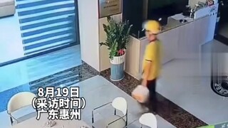 广东惠州。玻璃门擦得太干净，连续两个外卖小哥一头撞玻璃门上，“幸亏带了头盔”。#万万没想到 #意不意外 #监控下的一幕