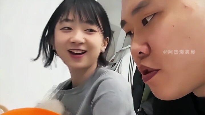 Khoảnh khắc cười bò khi giật mình tỉnh giấc trong mơ