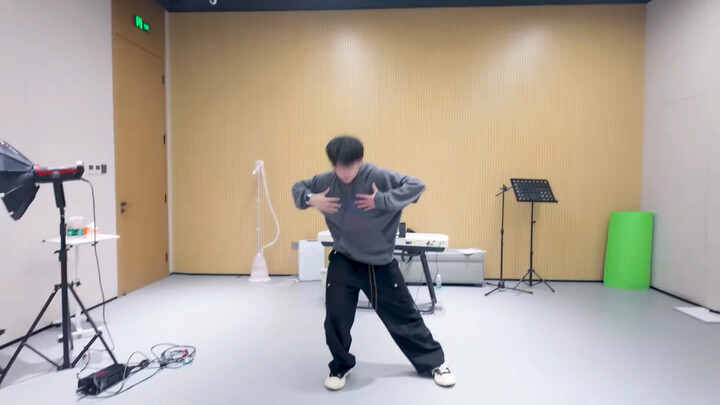 Hey! Enzai looks so pure and fresh without makeup and in glasses, right?