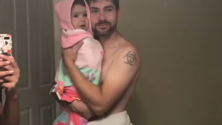 Daya imut meledak! Bayi perempuan meniru persis ekspresi ayahnya saat bernyanyi!