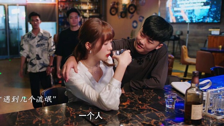 สาวสวยหลังหย่าซื้อเหล้าปลดทุกข์ในบาร์