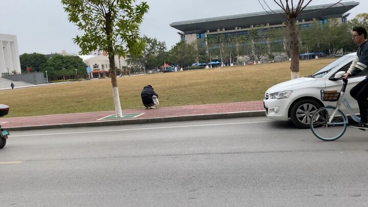 Tak sengaja ketemu guru fisika yang payah sedang jongkok di pinggir jalan sambil gendong anak—tapi t