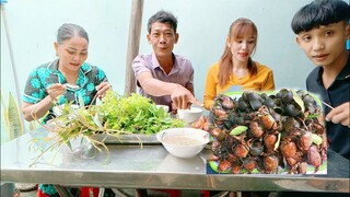 Mâm Cua Ốc luộc chấm mắm bò hóc ăn mừng Tư được vợ tặng điện thoại