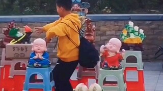 小朋友比他自己套中了还高兴