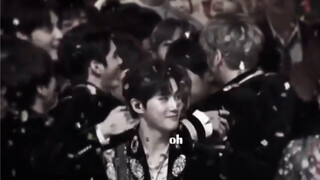 【EXO】هل يشعر بالوحدة عندما يرى أعضاء الفرق الأخرى يحتفلون معًا بالأحضان؟