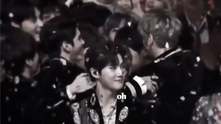 【EXO】هل يشعر بالوحدة عندما يرى أعضاء الفرق الأخرى يحتفلون معًا بالأحضان؟