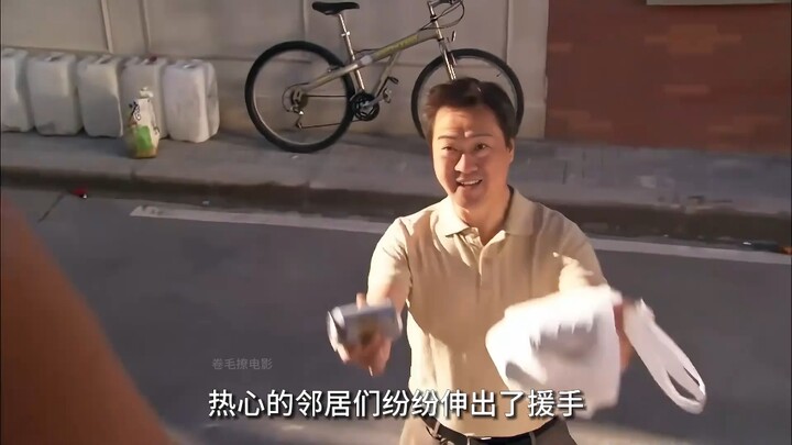 女孩刚洗完澡，还没来得及穿衣服就被锁在了门外