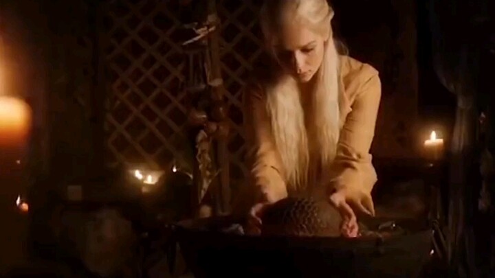 Baby dragon Drogon is born, and Dragon Queen is about to start dominating