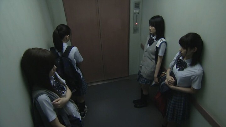 [Laopao] When four girls were riding in the hospital elevator, the space was spacious, but they felt