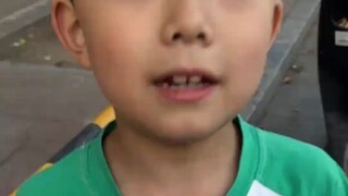 كانت امرأة على وشك ترك عملها، فأخذت ابن رئيسها للتسوق. اعتذر الطفل وهو يمشي.