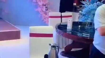 فيديو لاجتماع غداء قادة إحدى المدارس الثانوية في مدينة شينشيانغ يتسرب إلى العلن