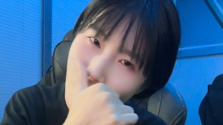 Anh em ơi, để anh tập thử cách livestream nhé.