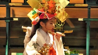 Pertunjukan seni tradisional Jepang berupa tarian gadis kuil untuk anak-anak berusia empat tahun