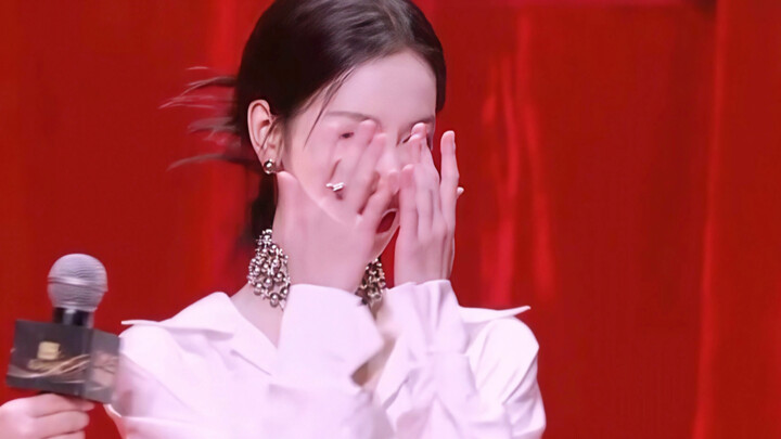 ما زالت عاجزة ومرتبكة كلما أُثني على جمالها، وهذا لم يتغير عبر السنوات. أكثر ما يميّزها ليس إحساس ال