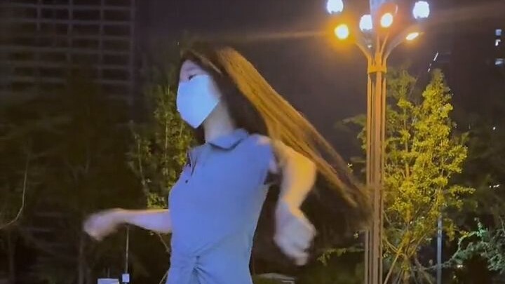 Chồng tôi ngày nào cũng khen vợ người khác đẹp, hôm nay anh ấy còn nhờ người khác nhìn vợ mình.