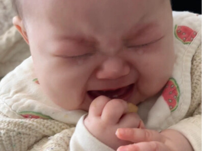 Everyone, witness: I wasn’t bullying her! She was just eating when her two hands started grabbing at
