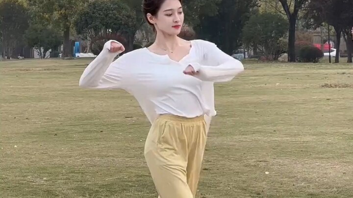 Nếu mọi người đi thi công để trở thành cảnh sát hay bác sĩ, ai sẽ nhảy đẹp? Ai sẽ làm món khoai lang