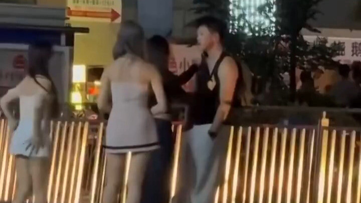 Pemuda penuh semangat di pinggir jalan mulai meledak!