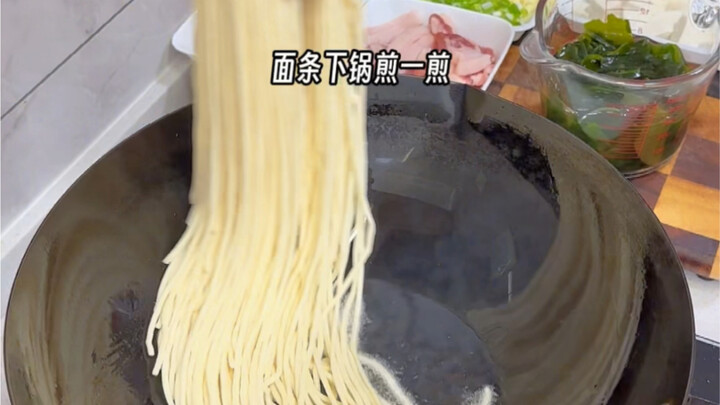 Cooking at home, I heard that everyone likes stir-fried noodles