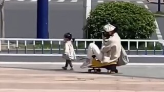 Ibu ini keterlaluan sekali, dia membuatku tertawa terbahak-bahak, hahaha!