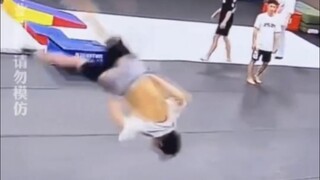 男生练习连环空翻，不料裤子跟不上了。