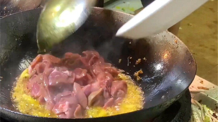 Saya mengajak anak saya makan malam seharga 200 yuan dan memesan 5 hidangan. Tumisannya sangat memua