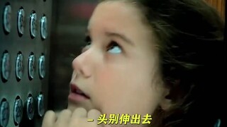 Seorang gadis kecil hampir membunuh seluruh orang dalam lift