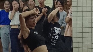 随舞看得后排男生眼睛都瞪大了！帅了！