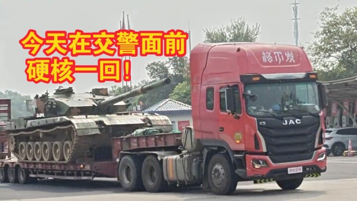 ركبت السيارة نصف حياتي، واليوم أخيرًا تحدّيت رجال المرور بجِدٍّ وحزم! المشهد الشهير لـ"ملك المئة طن"