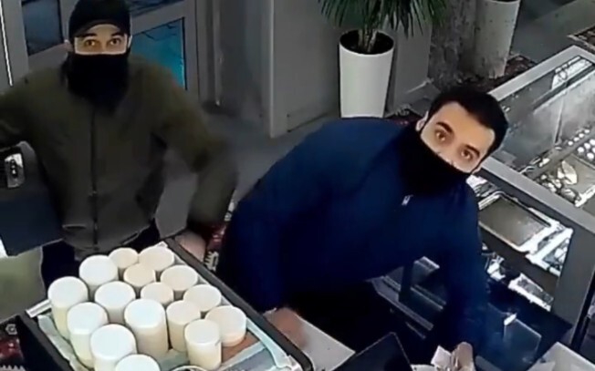 Trộm đồ cũng chẳng thể che giấu được vẻ điển trai.