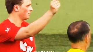 gặp phải thằng liều, trọng tài đầu tiên trong lịch sử bóng đá bị nhận thẻ 😅😅😅😅