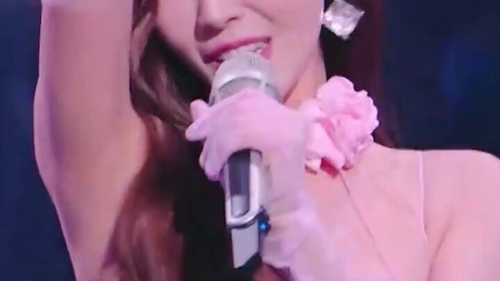 No wonder everyone thinks she’s lip-syncing… Even with the mic fully on and singing and dancing live