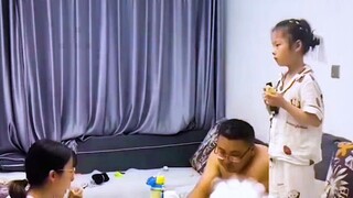 女儿不好好吃饭被妈妈教训，最终爸爸抗下所有伤害#教育