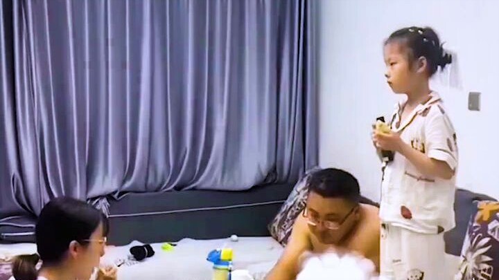 Daughter gets scolded by mom for not eating properly; in the end, dad takes all the blame #education