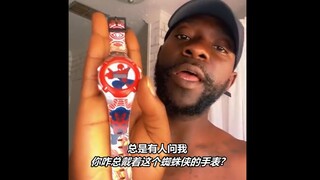Lihat jam tangan Spider-Man ini? Hadiah dari anak laki-laki saya!