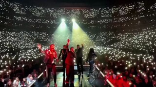 无伴奏合唱组合"Pentatonix"在演唱会上，让观众划分为4声部，全场合唱披头士经典《Hey Jude》