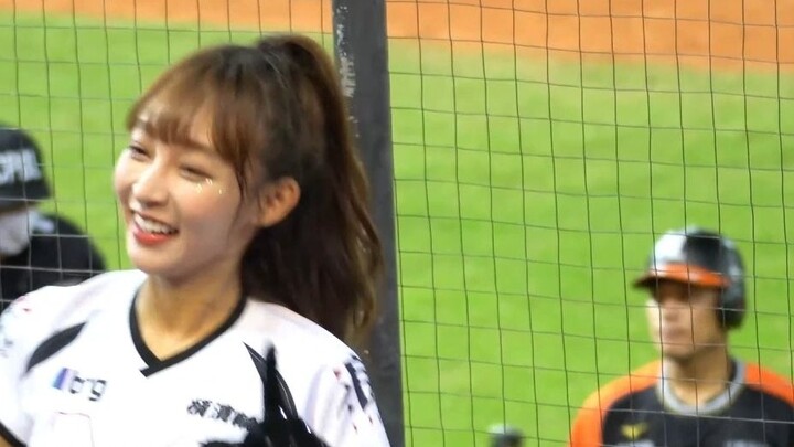 ทีมเชียร์ลีดเดอร์เบสบอลไต้หวัน Lin Xiang สนับสนุนการเต้น "Brave Lotte"