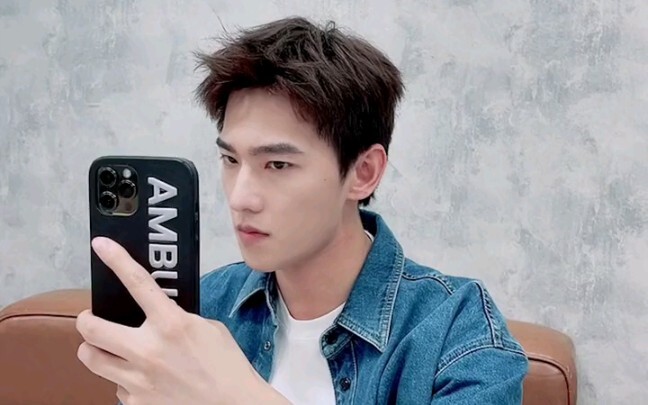 [Yang Yang] Yang Yang’s short video 210809 The little cutie Yang Yang practicing raising his eyebrow